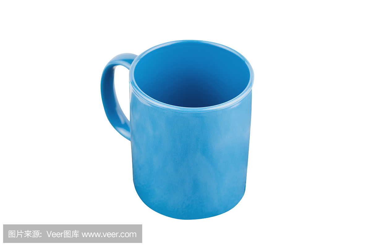 单独的蓝色空陶瓷杯,用于饮料或其他液体产品隔离在白色背景